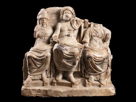 Römische Figurengruppe in Marmor „Triade capitolina“